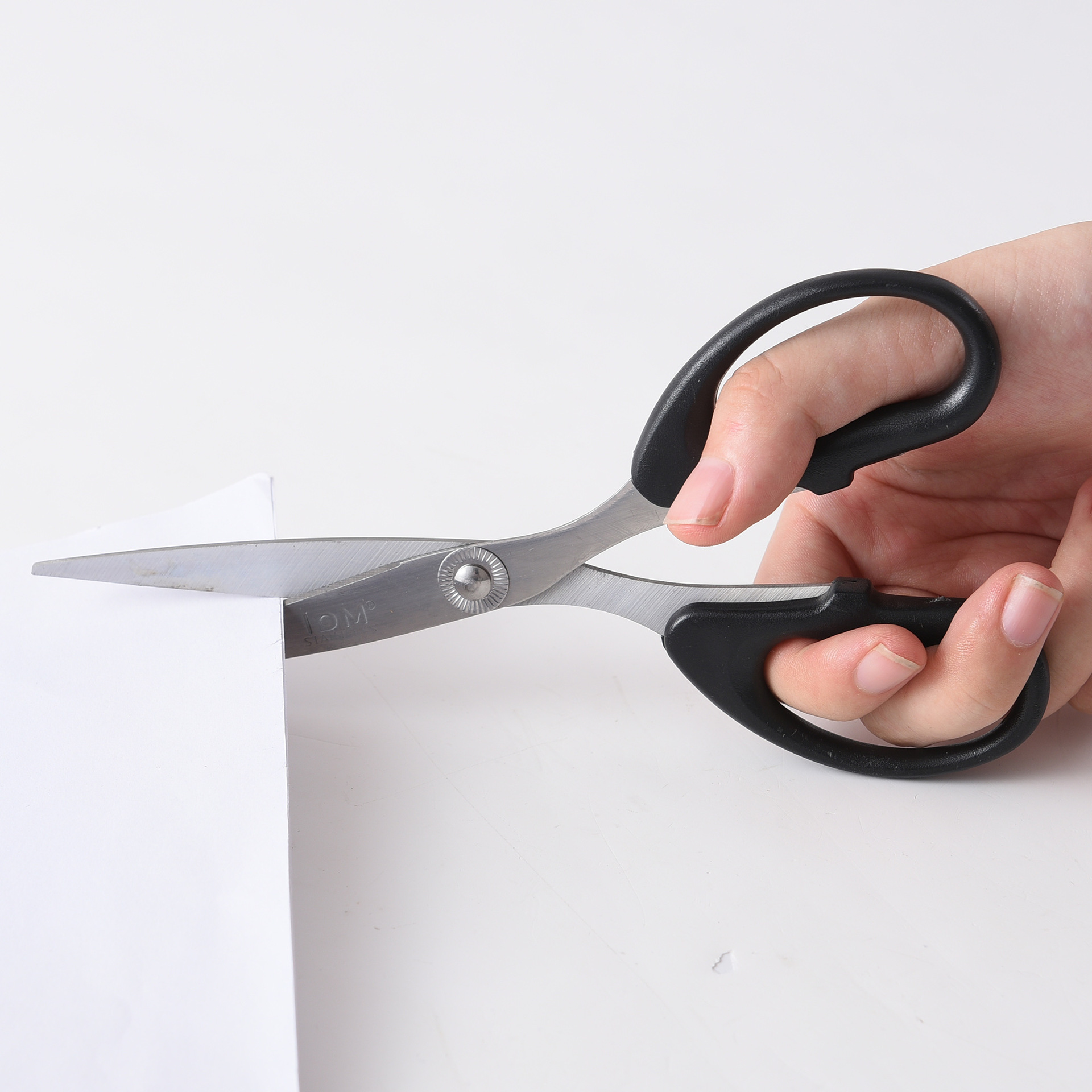 Factory direct supply of cross-border exclusive 6104 office paper-cutting and hand scissors, stainless steel student stationery, household small scissors Item Picture