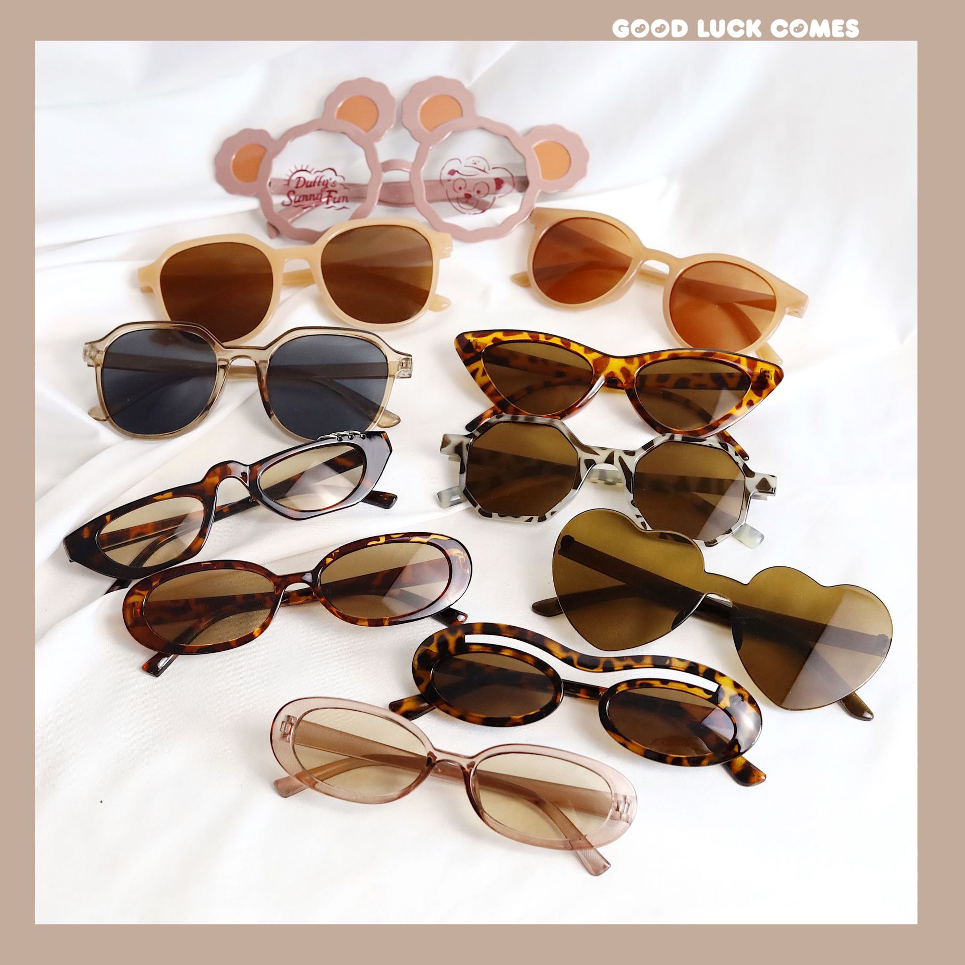 Brown retro Korean style trendy, versatile, cute, funny and quirky picnic party photo sunglasses details Picture