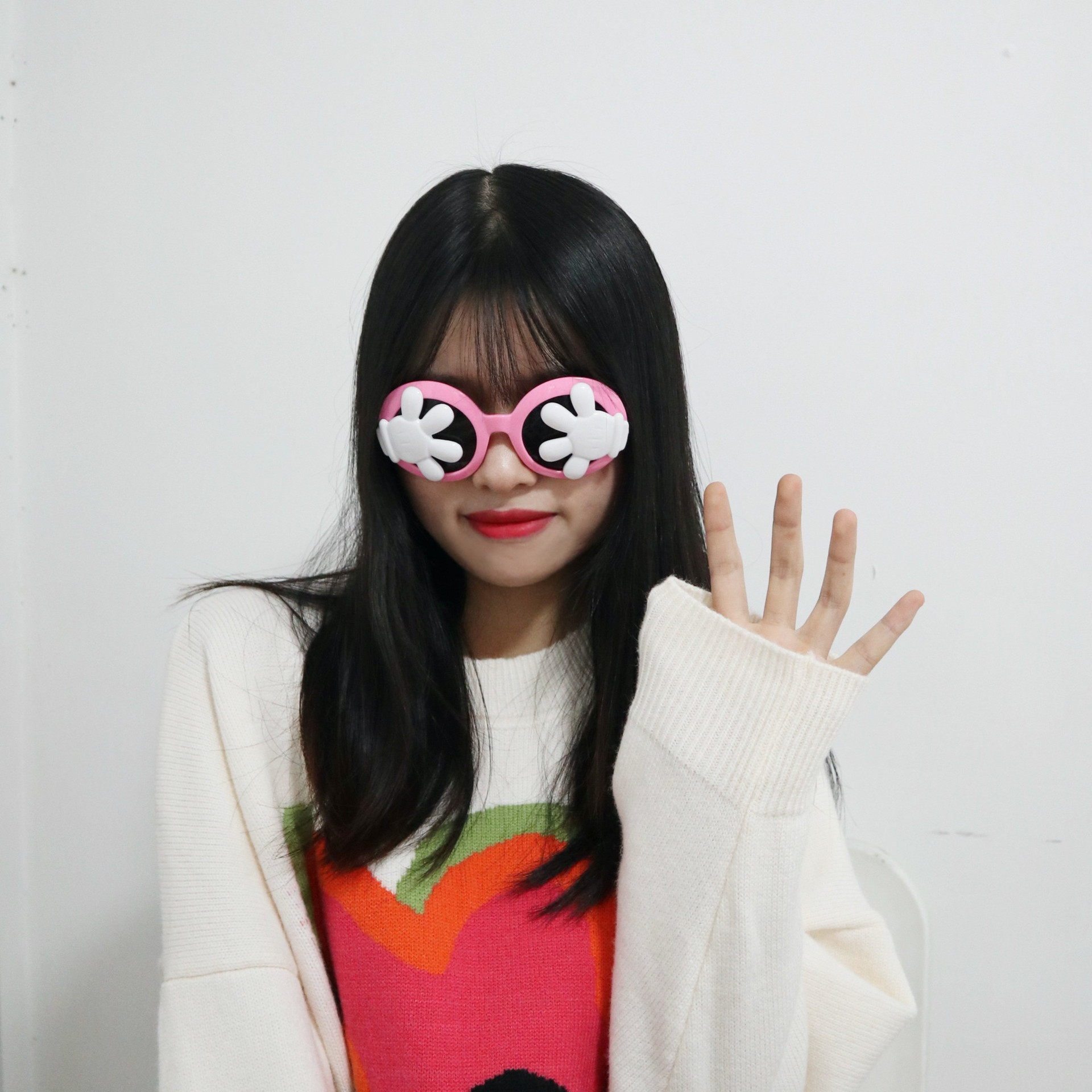 Fun cartoon-shaped dance party selfie props, birthday sunglasses, flip-top palms, and funny glasses Application Scenario