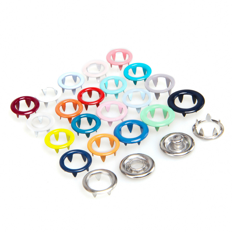 The manufacturer supplies high-precision copper 9.5mm hollow five-pronged buttons and 65 copper 1cm solid pearlescent five-pronged buckles with a covered surface details Picture