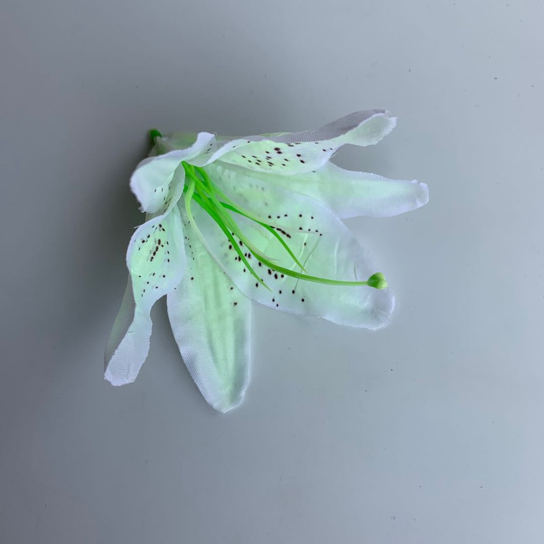 Wholesale lily flowers living room wedding decoration flowers simulation flowers fake flowers bouquet single trumpet lily details Picture