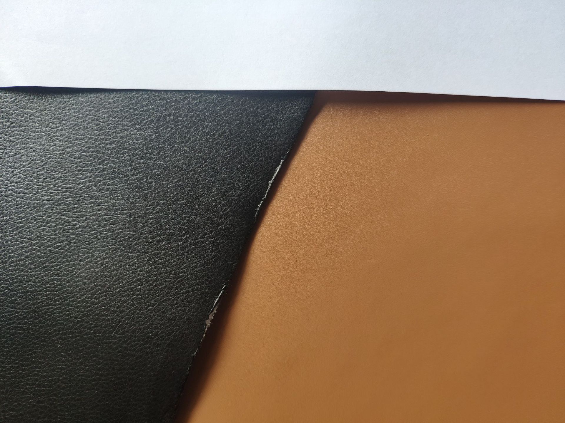 The leather of the leather belt with two layers of leather is straight on all four sides