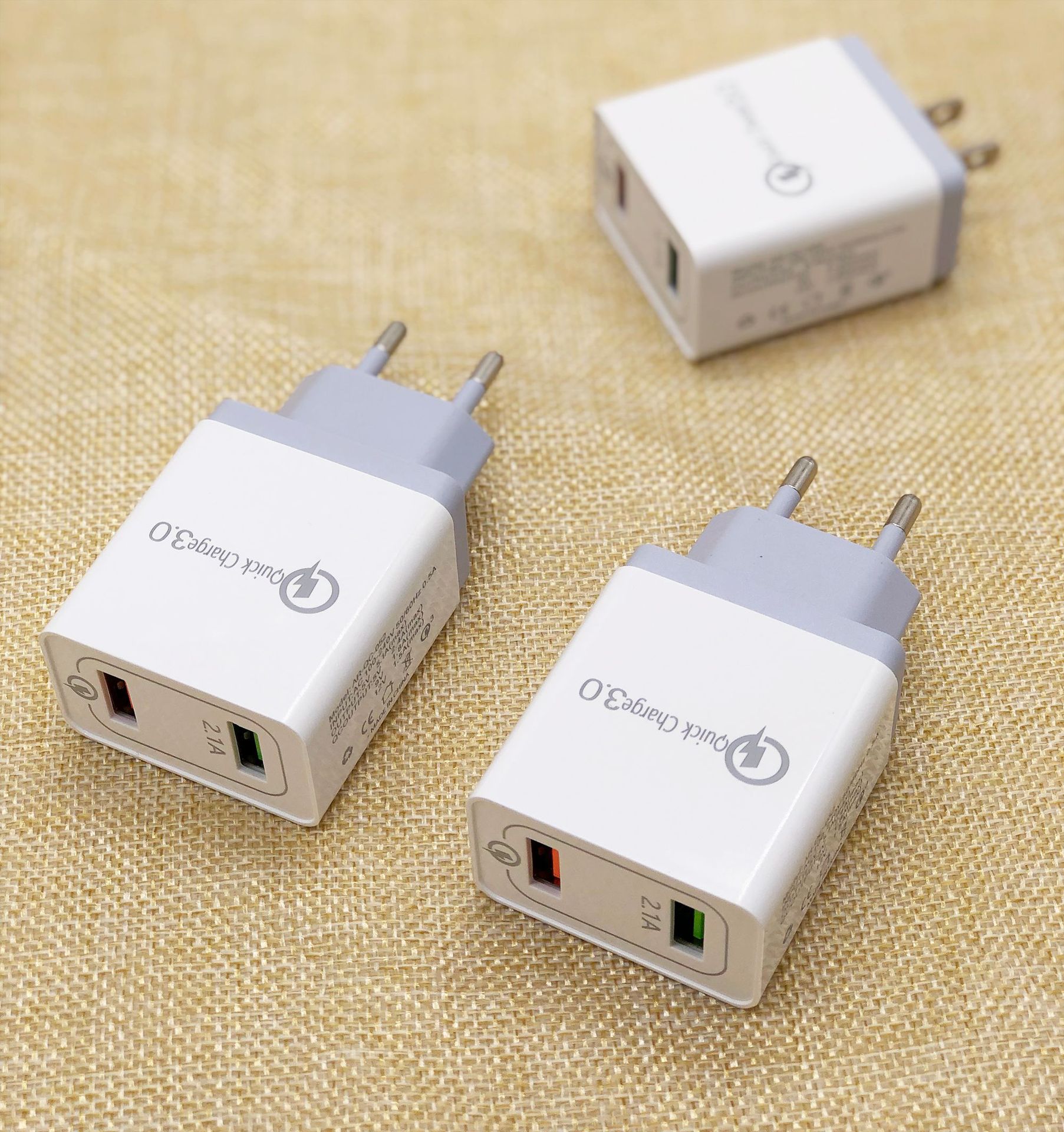 QC3.0 إعادة شحن محول 9V12V محول UN Europe، محول USB المزدوج 2U Application Scenario