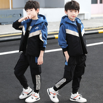 The 2022 new autumn and winter collection for boys is a trendy sporty and stylish three-piece hoodie set for boys with added fleece and thickened layers Application Scenario