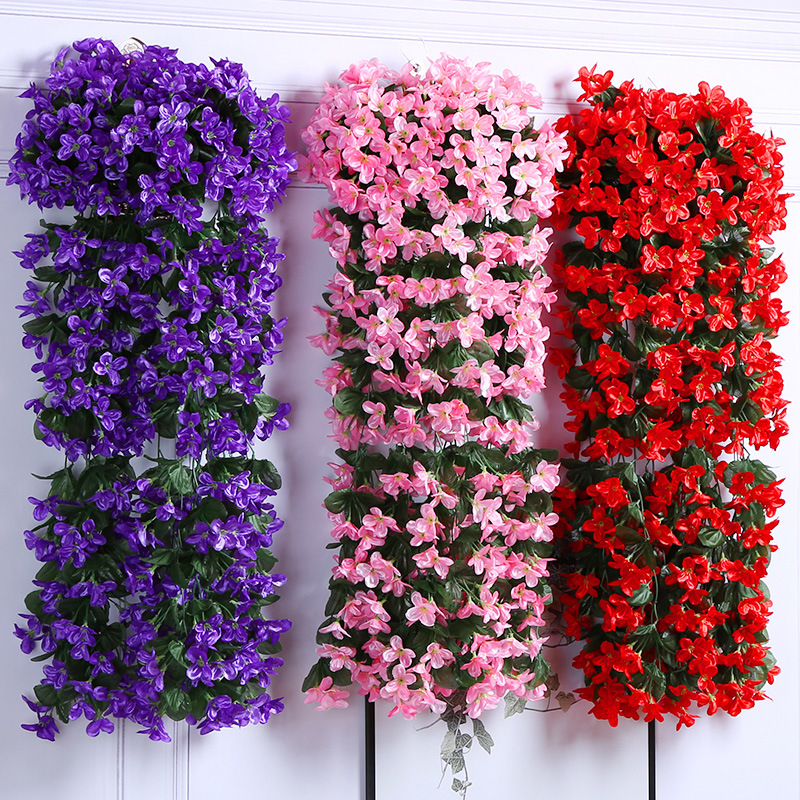 Artificial flowers, violets, wall-hung flowers, vines, interior decoration, wall flowers, fake violets, wall-hung flowers, hanging plants, hanging flowers details Picture