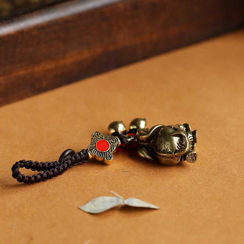 Chinese-style handcrafted solid brass elephant keychain pendant, small copper piece, auspicious gift for men and women, creative woven clasp Specification image