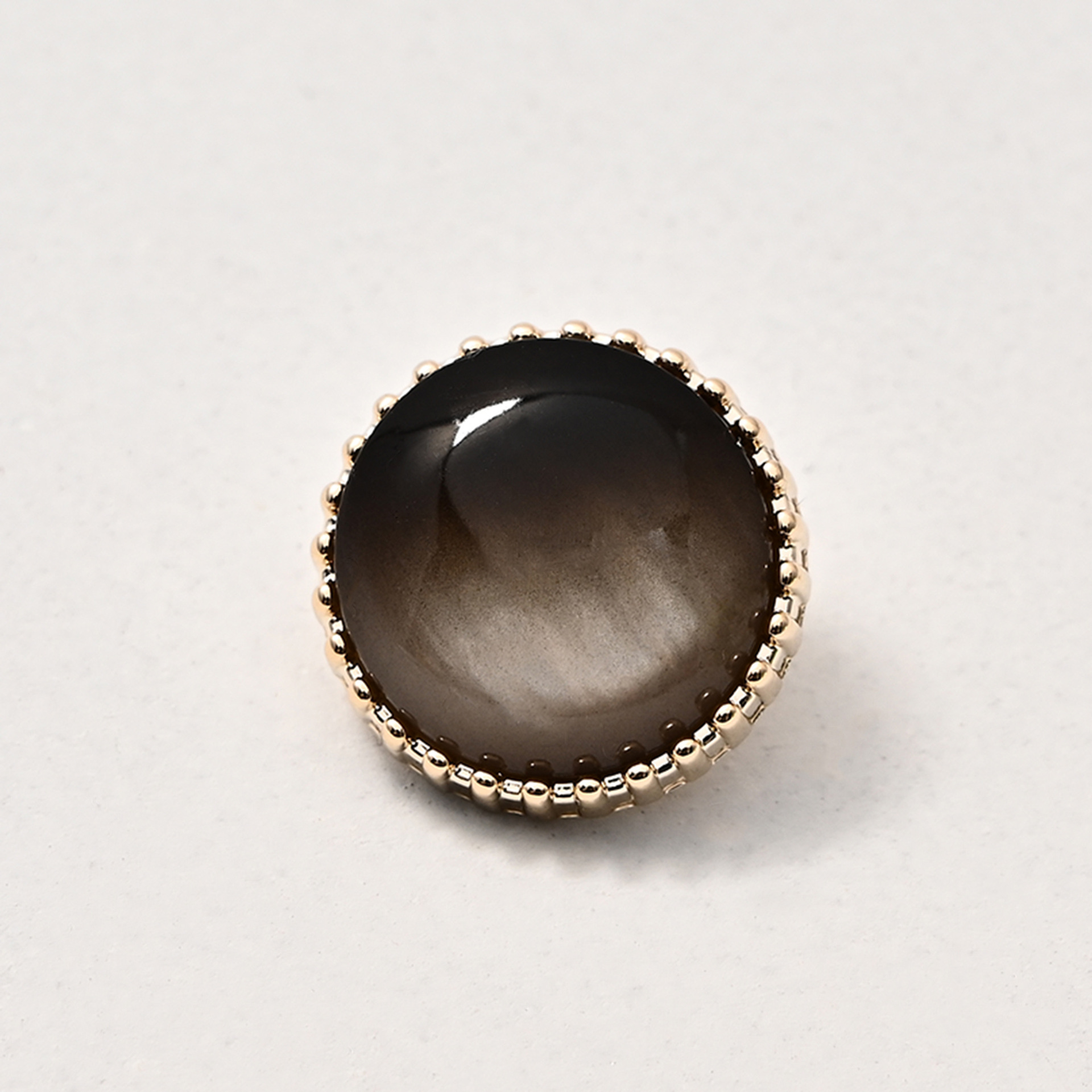 The manufacturer has cat's eye stone nail buttons, anti-glare clothes, collar buttons, sweater buttons, cardigans, brooches and buttons in stock Application Scenario