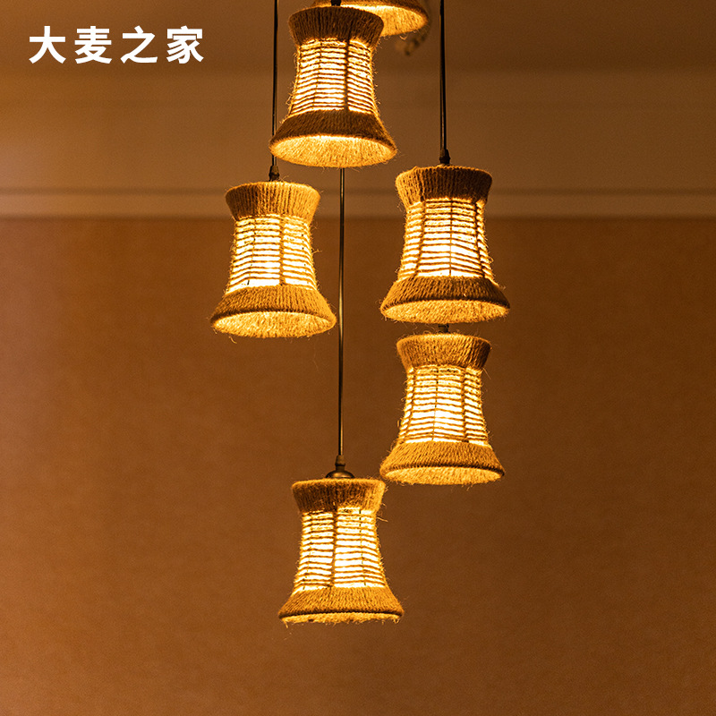 A retro industrial-style chandelier with a hemp rope, a creative and personalized American country lamp for coffee shops, Internet cafes and bar counters