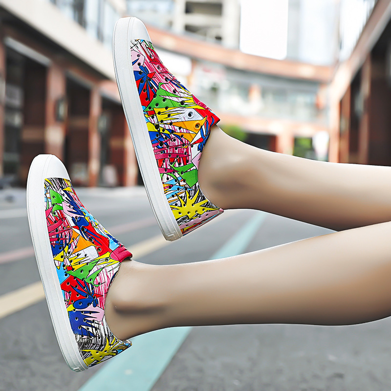 Summer Bambootune Crocs couples graffiti men's and women's casual Baotou wading outdoor beach breathable sandals Application Scenario