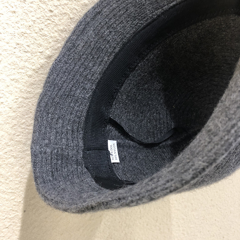 This is a thickened, warm, fashionable and versatile Korean fisherman's hat for women on Instagram. It's a knitted woolen bucket and basin hat Application Scenario