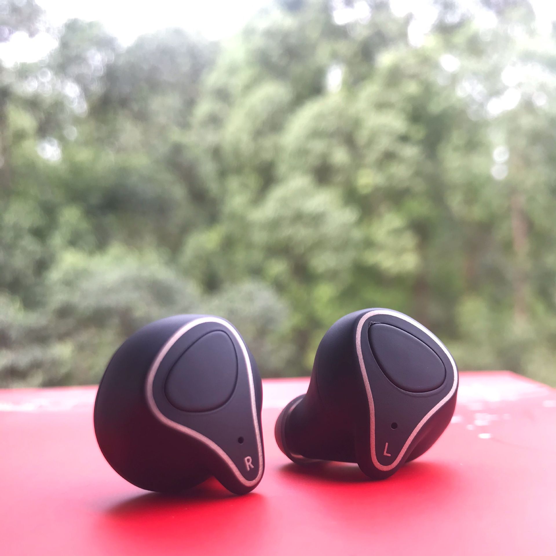The factory's new wireless Bluetooth headphones, Amazon TWS, are a pair of ear-side rectangular core original image Jerry 5.1 charging case for both ears Application Scenario