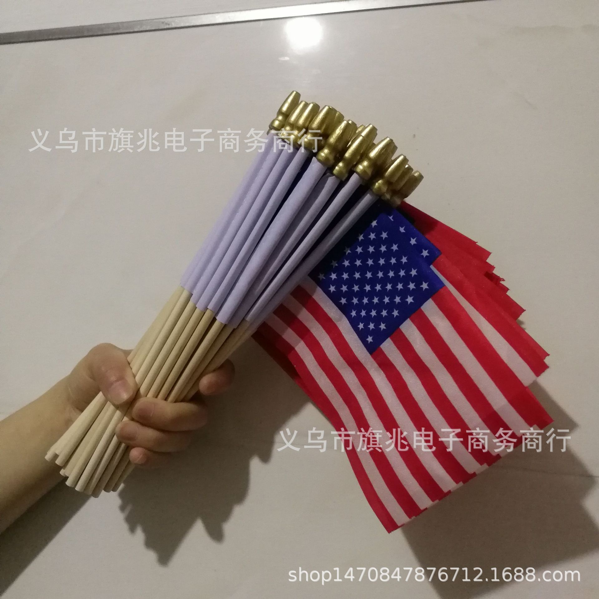 美国20*30国旗旗帜木尖头木杆涤纶双面印花足尺寸手摇旗厂家直销