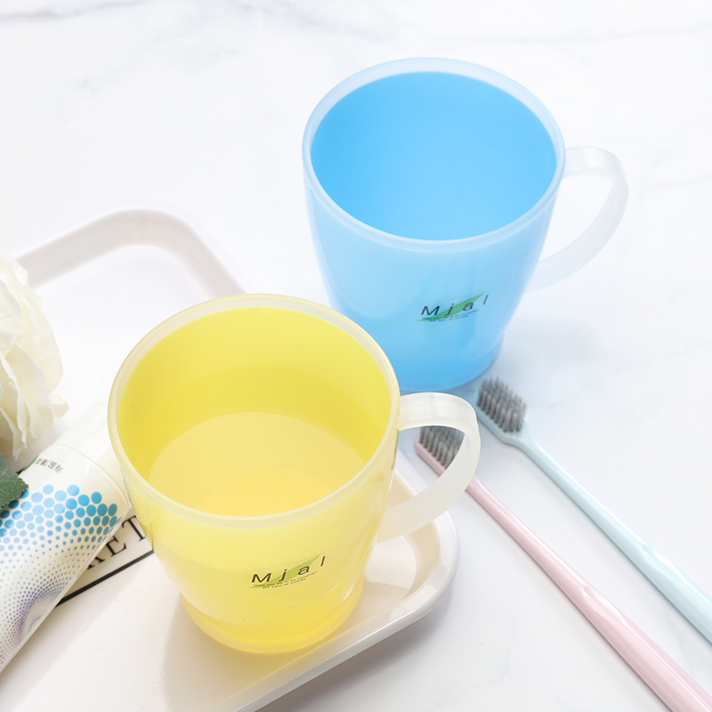 Candy-colored mouthwash cup, simple bathroom, travel couple, creative brushing and washing plastic toothbrush cup