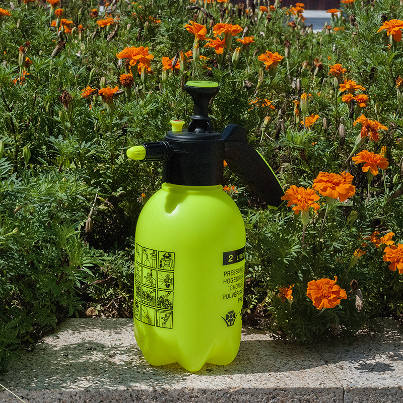 The 2L pneumatic sprayer is a handy tool for spraying hand-pressed flowers, disinfecting water bottles, and disinfecting garden plastic kettles Application Scenario