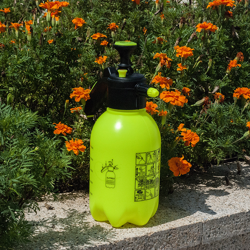 The 2L pneumatic sprayer is a handy tool for spraying hand-pressed flowers, disinfecting water bottles, and disinfecting garden plastic kettles details Picture