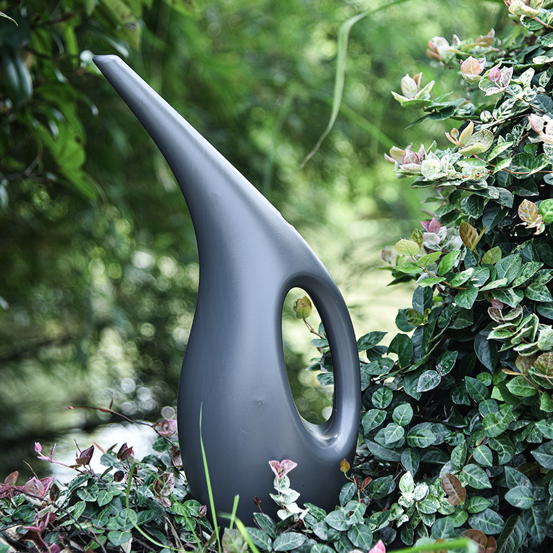 Dark long-spout watering and spraying water bottle for green plants and potted plants, large-capacity gardener's watering and spraying water bottle Application Scenario