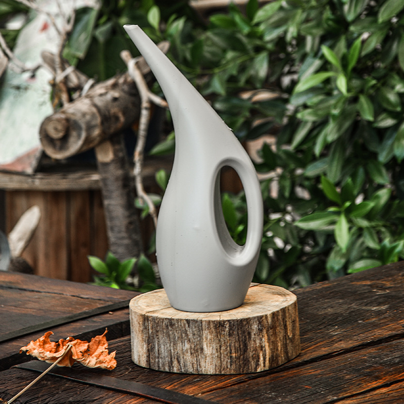 Dark long-spout watering and spraying water bottle for green plants and potted plants, large-capacity gardener's watering and spraying water bottle details Picture