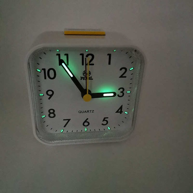 Portable small alarm clock, fashionable silent alarm clock, bedside table clock, Mingzhu Star wholesale children's study alarm clock Application Scenario