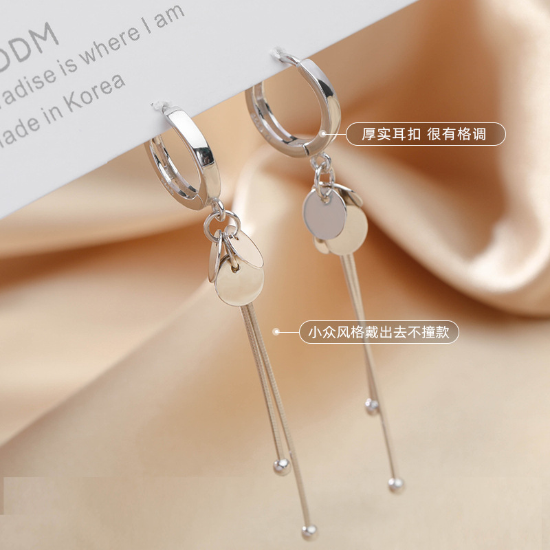 s925 sterling silver round tassel ear buckles are versatile and fashionable earrings. They are long, elegant, fashionable and high-end, with a cold style Application Scenario