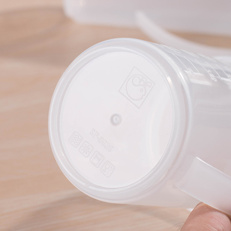 Household measuring cylinders, kitchen baking, milk tea shop utensils, small tools, plastic measuring tools, measuring cups, milk cups with LIDS Application Scenario