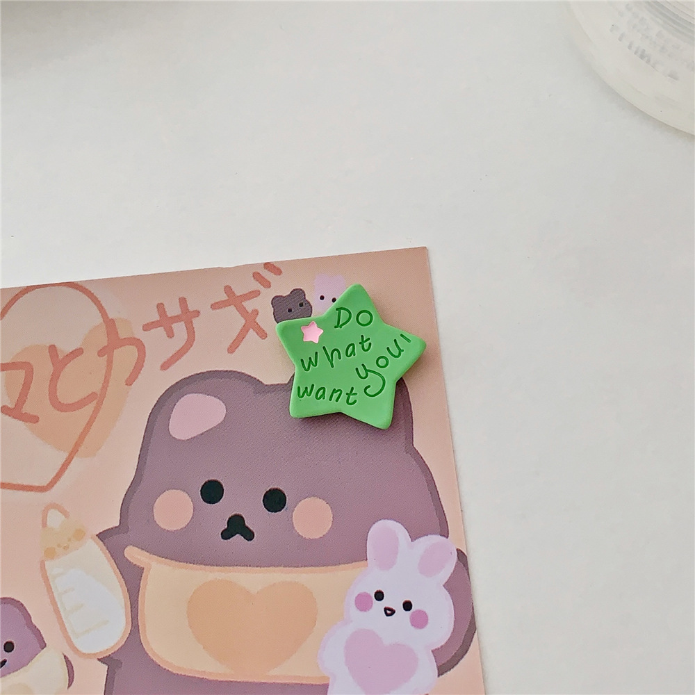 Japanese-style JK star brooches, five-pointed star pins, girlish hair accessories, cute badges, clothes, bags, skirts and accessories Application Scenario