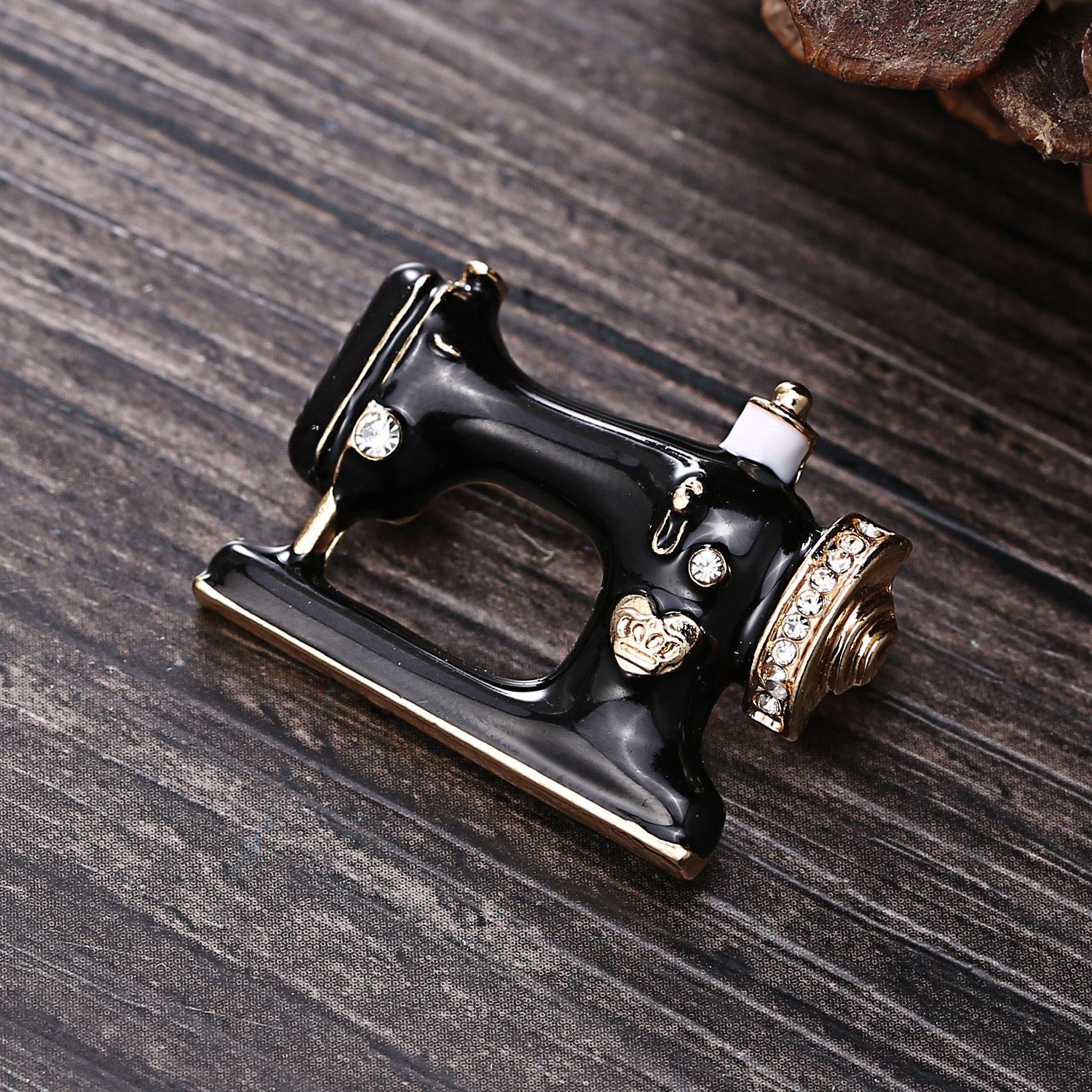 European and American retro clothing brooches, alloy diamond-encrusted sewing machines, brooches, women's corsages, wholesale and direct sales of Yiwu accessories Specification image
