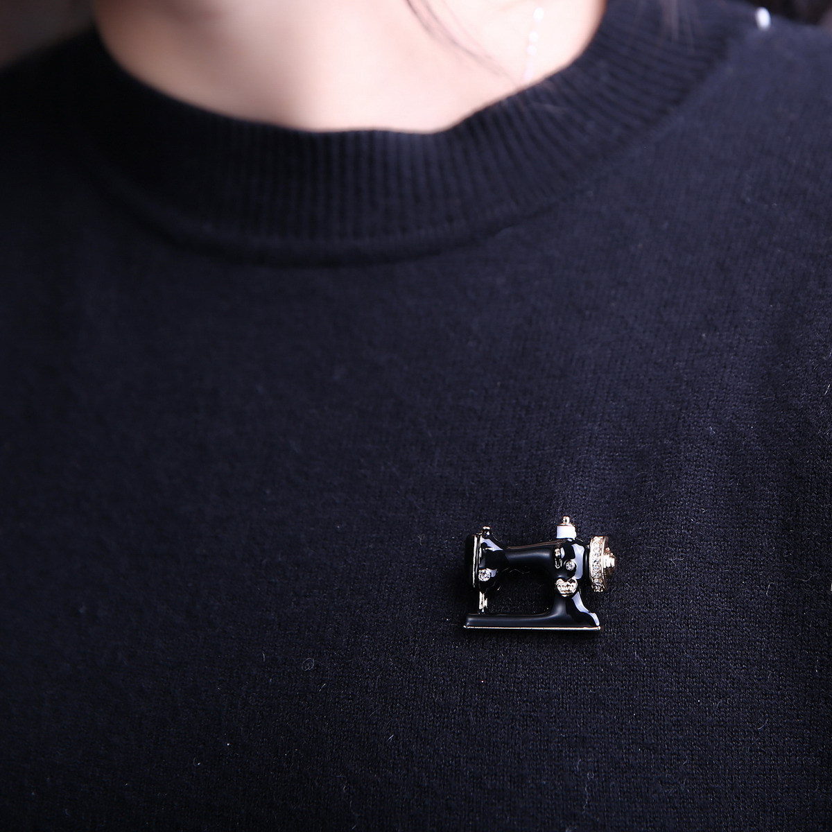 European and American retro clothing brooches, alloy diamond-encrusted sewing machines, brooches, women's corsages, wholesale and direct sales of Yiwu accessories Application Scenario