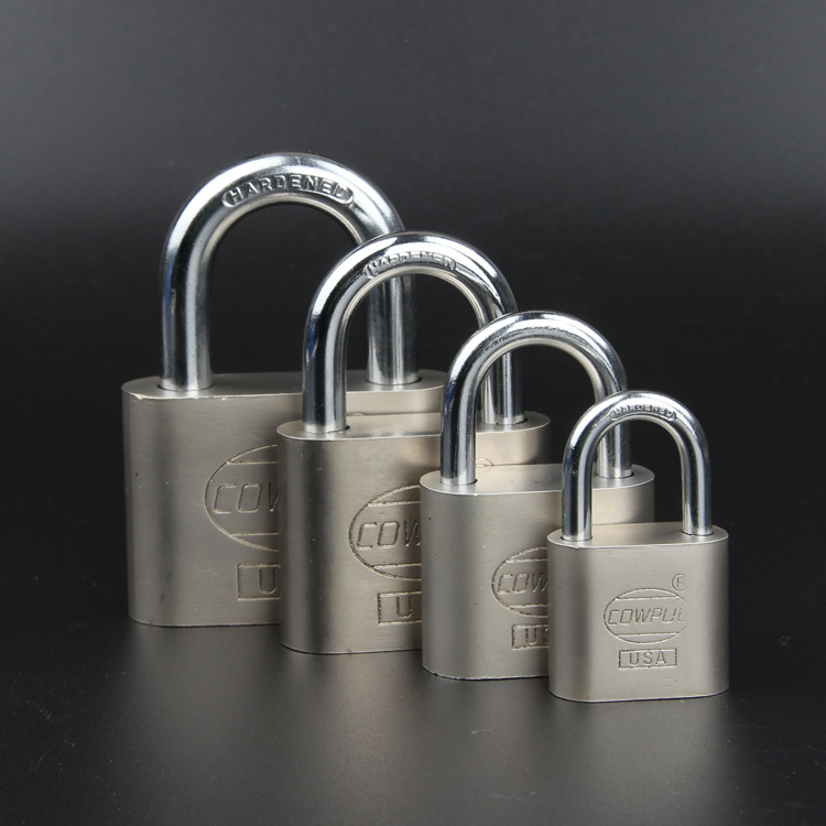 The manufacturer wholesals square blade arc-shaped white steel padlocks. The long beam is 30MM open and the short beam is made of stainless steel with chrome plating treatment Application Scenario