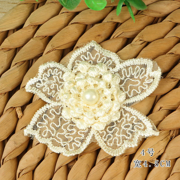 أزهار التطريز من طراز أوجينس ذات حاشية ثلاثية الأبعاد يبلغ عرضها 4.5 سم Item Picture