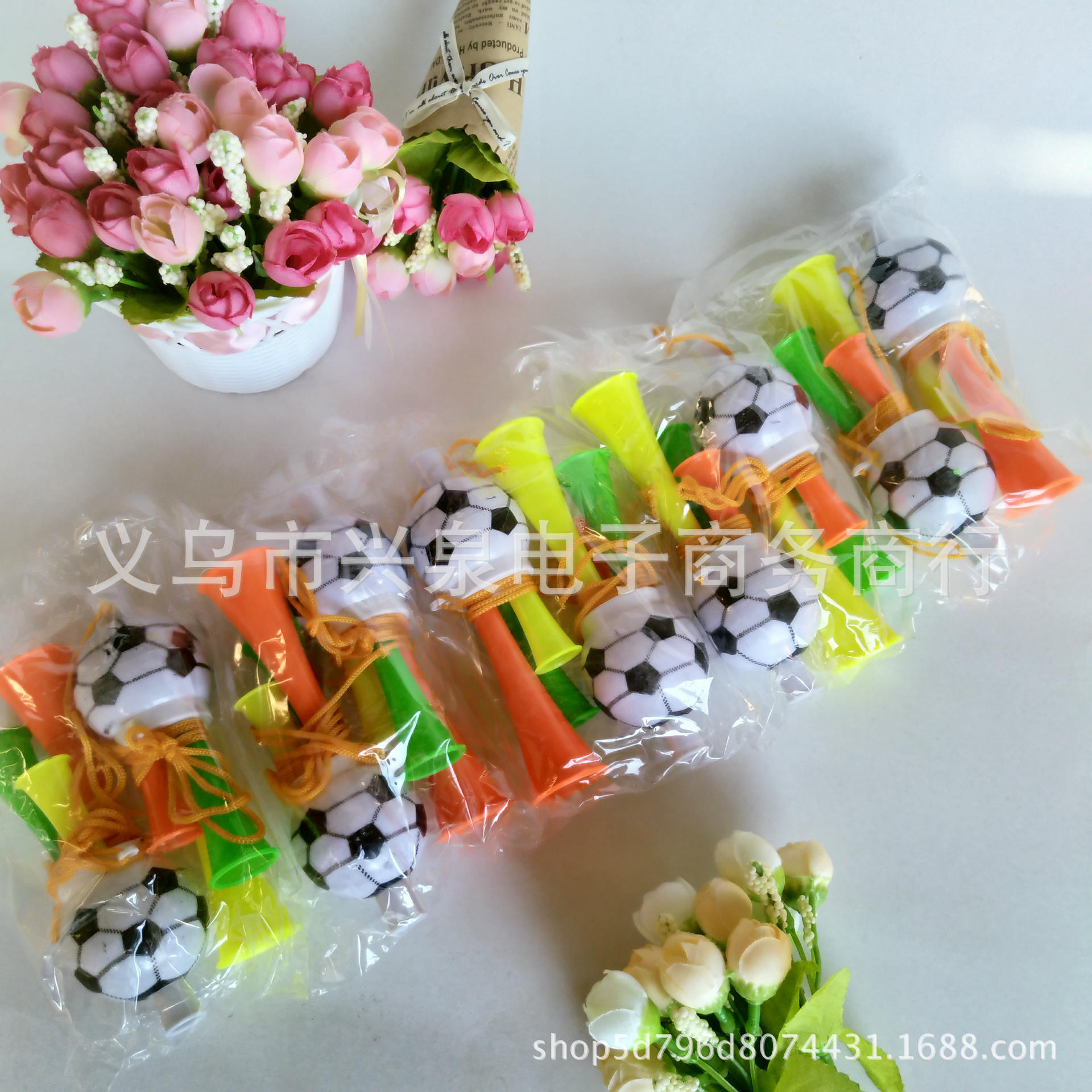 【 Zone 3-3 】 Toy Section: Football speakers 480 yuan per box. Football speakers, children's speakers, cheering tools, plastic three-tone speakers, one yuan. Special batch for general merchandise Specification image