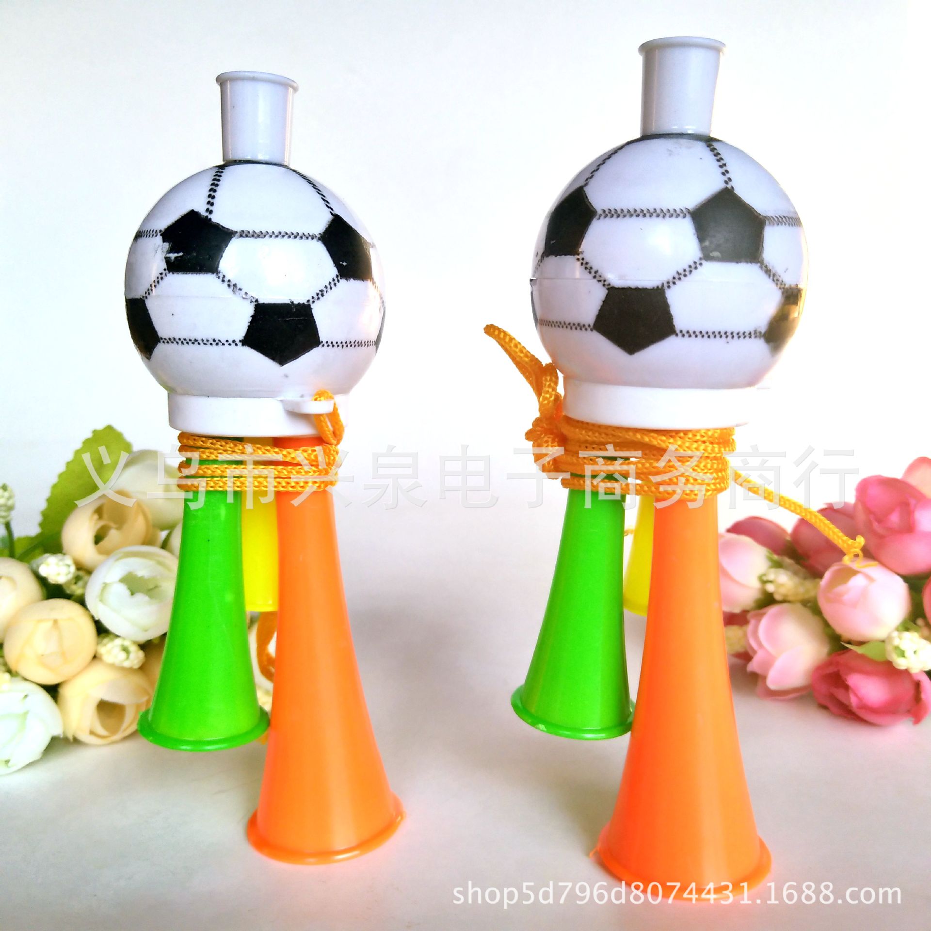 【 Zone 3-3 】 Toy Section: Football speakers 480 yuan per box. Football speakers, children's speakers, cheering tools, plastic three-tone speakers, one yuan. Special batch for general merchandise
