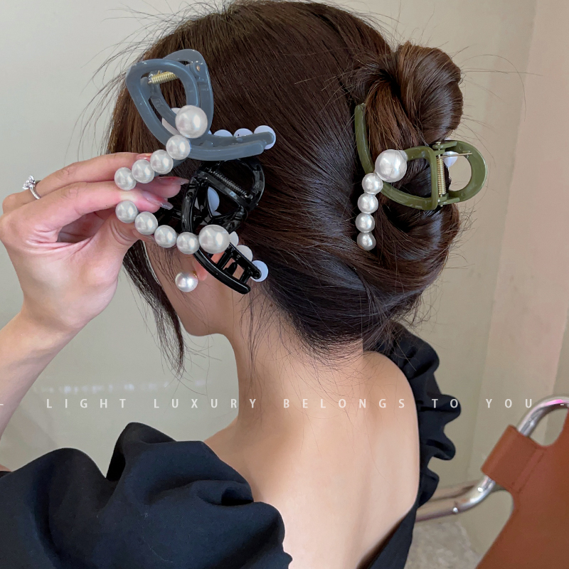 Pearl Hairpin Female Niche Simple Ins2023 New High Appearance Level Temperament Shark Clip All Grab Clip Headwear Application Scenario
