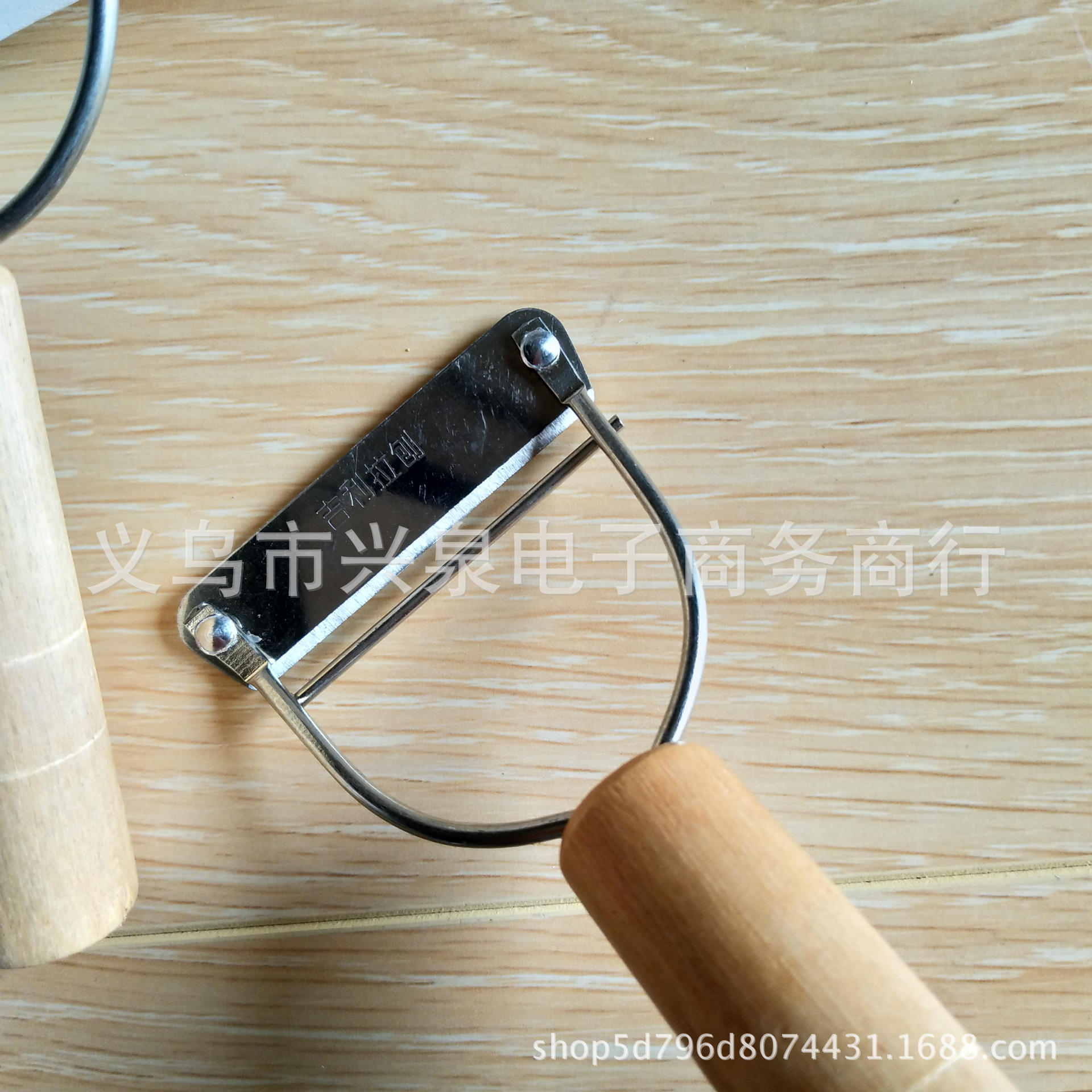 【 Outside 】 Wooden planer 10/ pack 1200/ piece One yuan store peeler, wooden handle peeler, wooden planer peeler, fruit and vegetable peeler wholesale Specification image