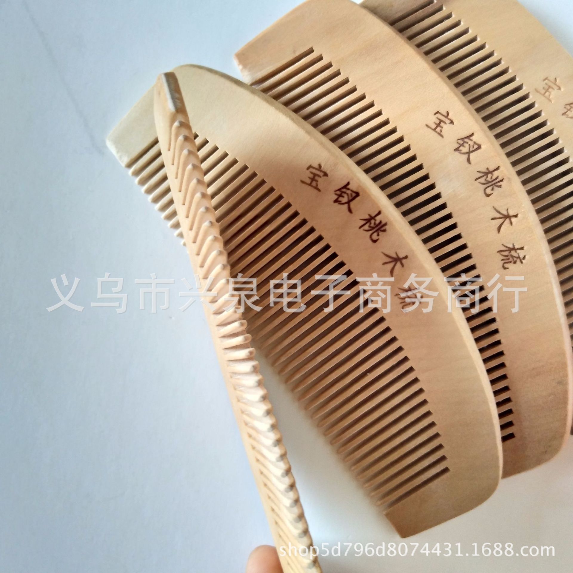 【3-11】 20 pieces of peach wood combs per pack, 2000 yuan per piece. Peach wood combs, natural household combs, anti-static massage combs, hair non-damaging, long hair combs wholesale Application Scenario