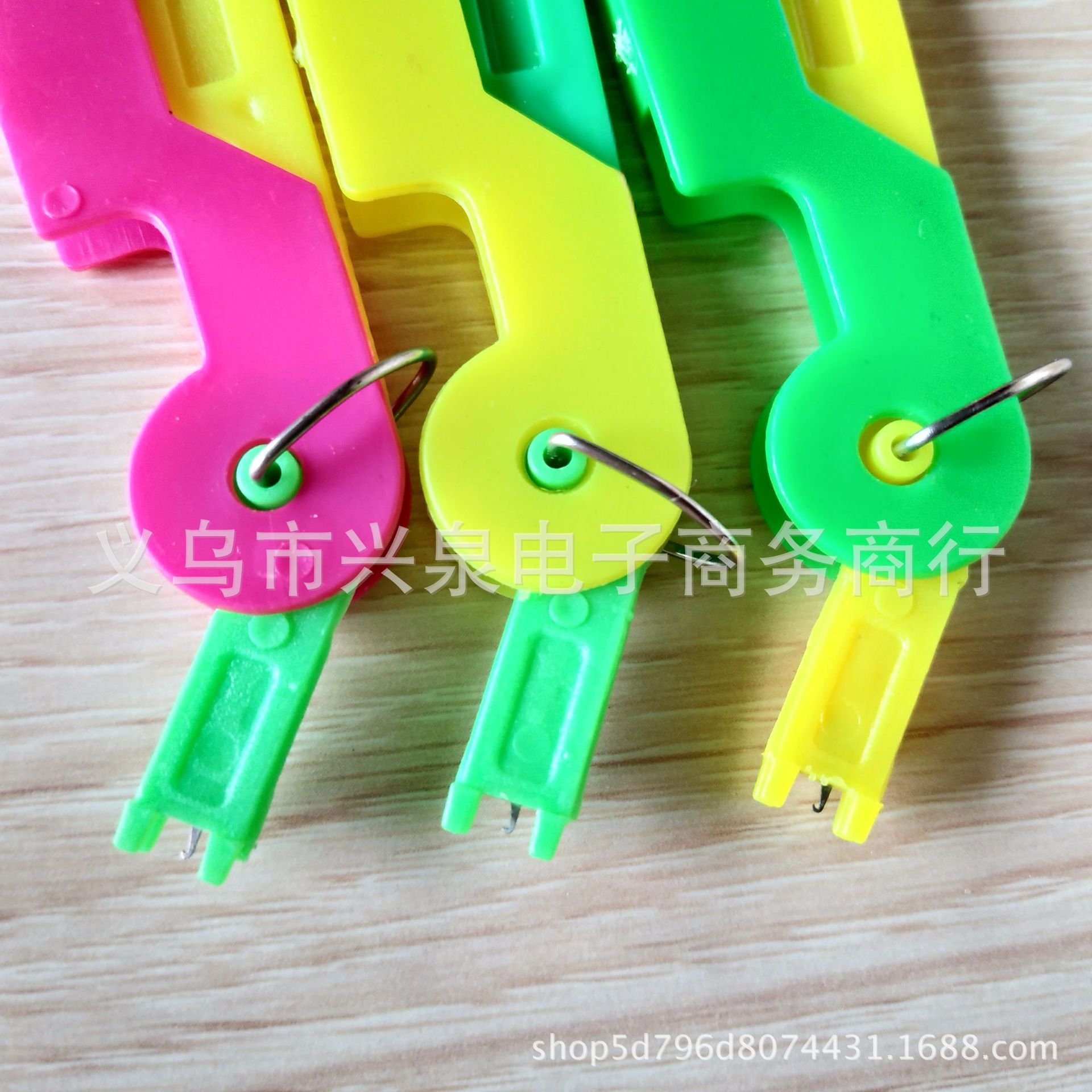 【 Zone 1-6 】 Needle Threading device 100 yuan per pack, 3000 cases of needle threading device, wire leading device, Old Lady's Home Products, one yuan small commodity wholesale Item Picture