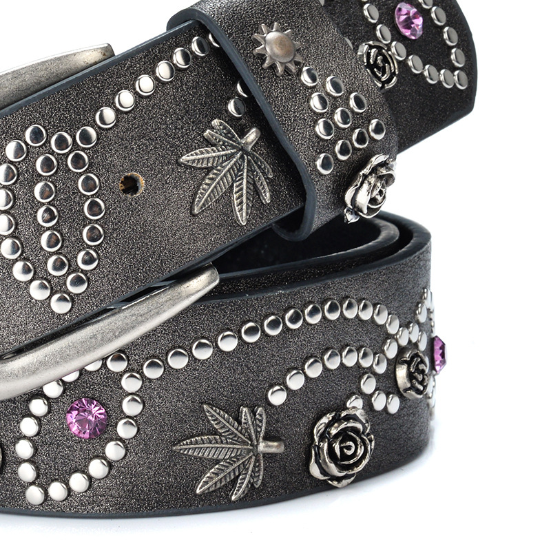 This lady's belt features fashionable metal rivets, a retro and casual wide belt, and simple jeans. The belt is trendy and can be sent on behalf of others Application Scenario