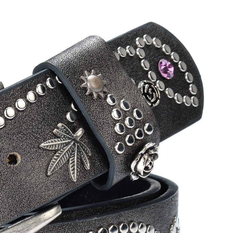 This lady's belt features fashionable metal rivets, a retro and casual wide belt, and simple jeans. The belt is trendy and can be sent on behalf of others Item Picture