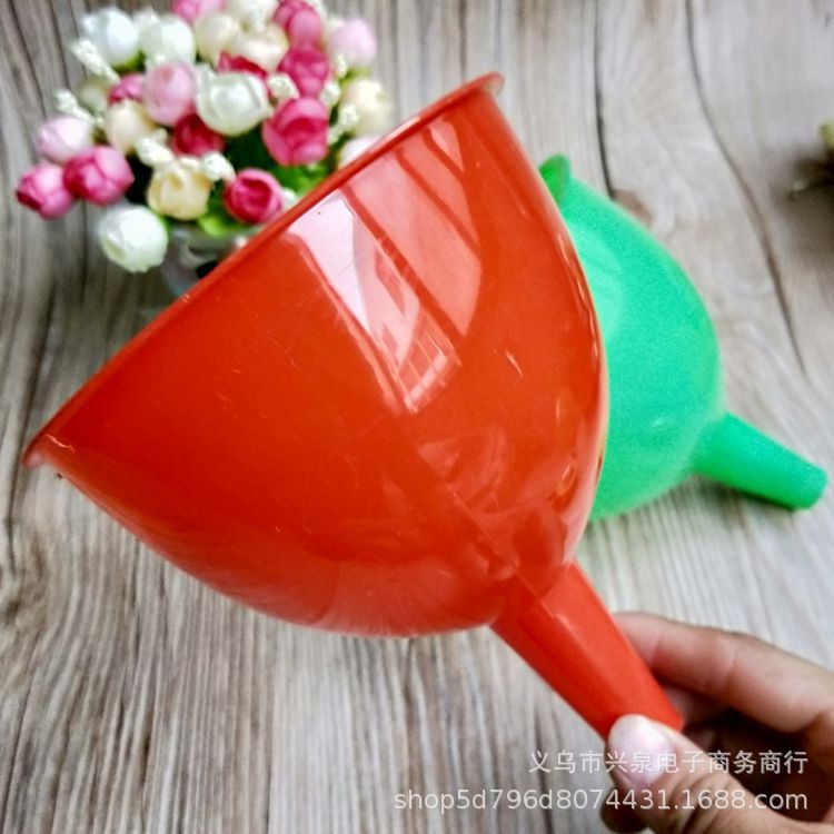 One-yuan and two-yuan funnels, oil drain deepening funnels, wine drain plastic funnels, one-yuan wholesale Specification image