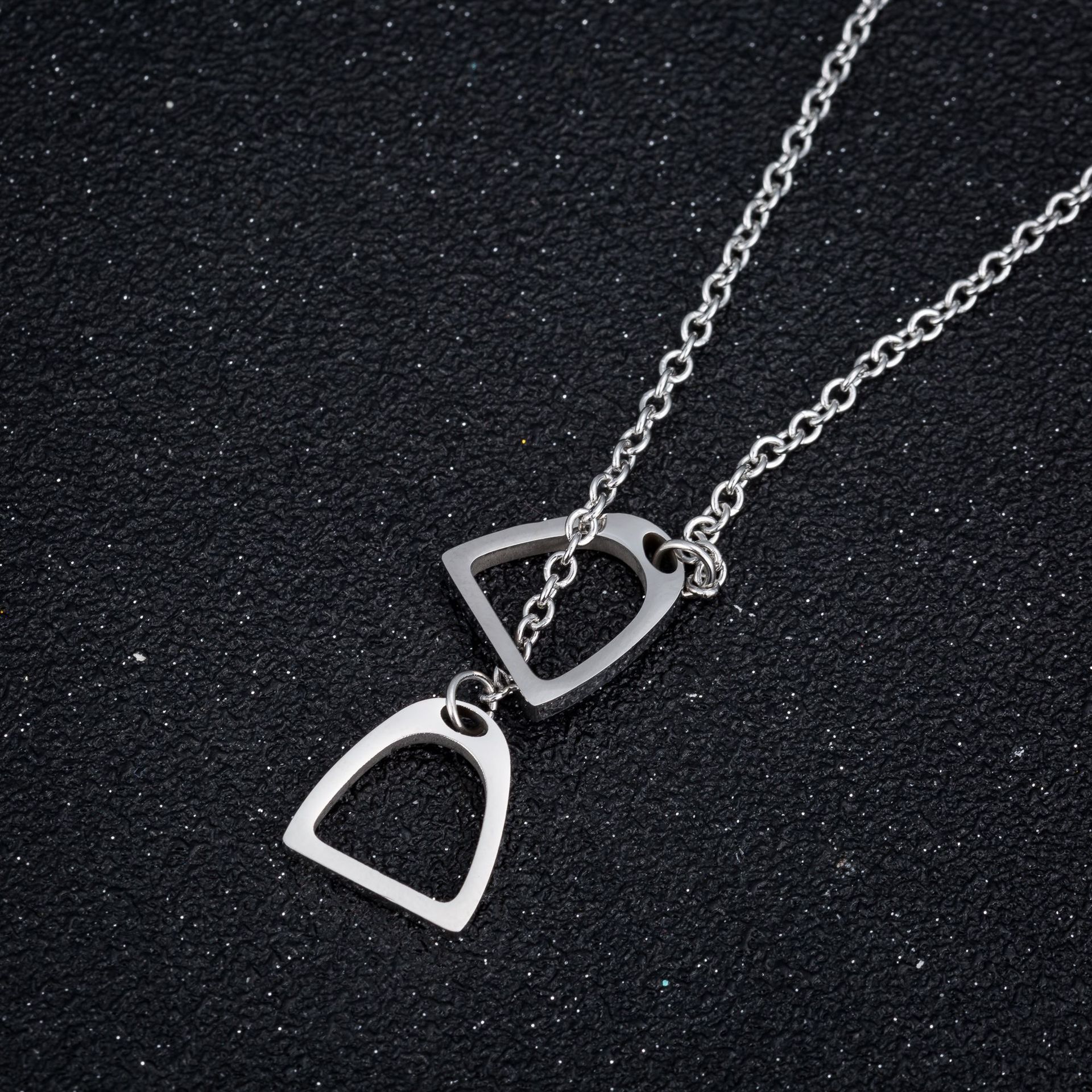 New Korean Version Of Korean Fashion Necklace Personality Animal Necklace Ladies Stainless Steel Horseshoe Necklace Manufacturers Spot Wholesale Application Scenario