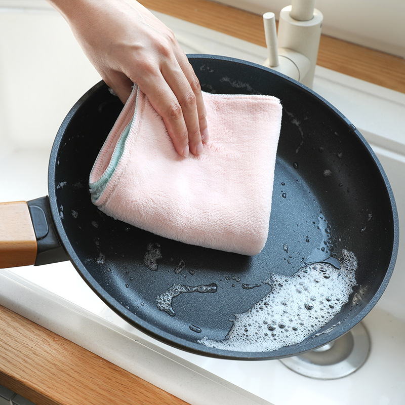 The thickened coral fleece double-sided oil-removing dishcloth is a kitchen and household dishcloth that does not shed fibers and does not stick to oil or absorb water Application Scenario