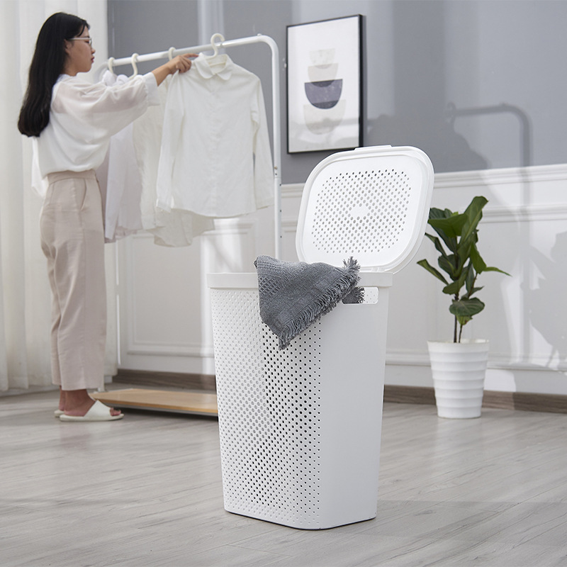 Direct sales of large-sized household laundry baskets from the manufacturer. 60L plastic Japanese-style laundry baskets with LIDS Application Scenario