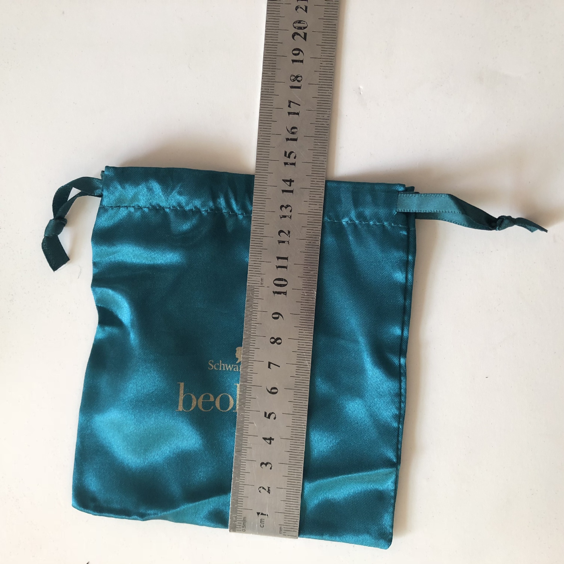 Green fabric storage bag, fabric drawstring bag, gift bag, fabric drawstring bag, silk satin drawstring bag, black Application Scenario