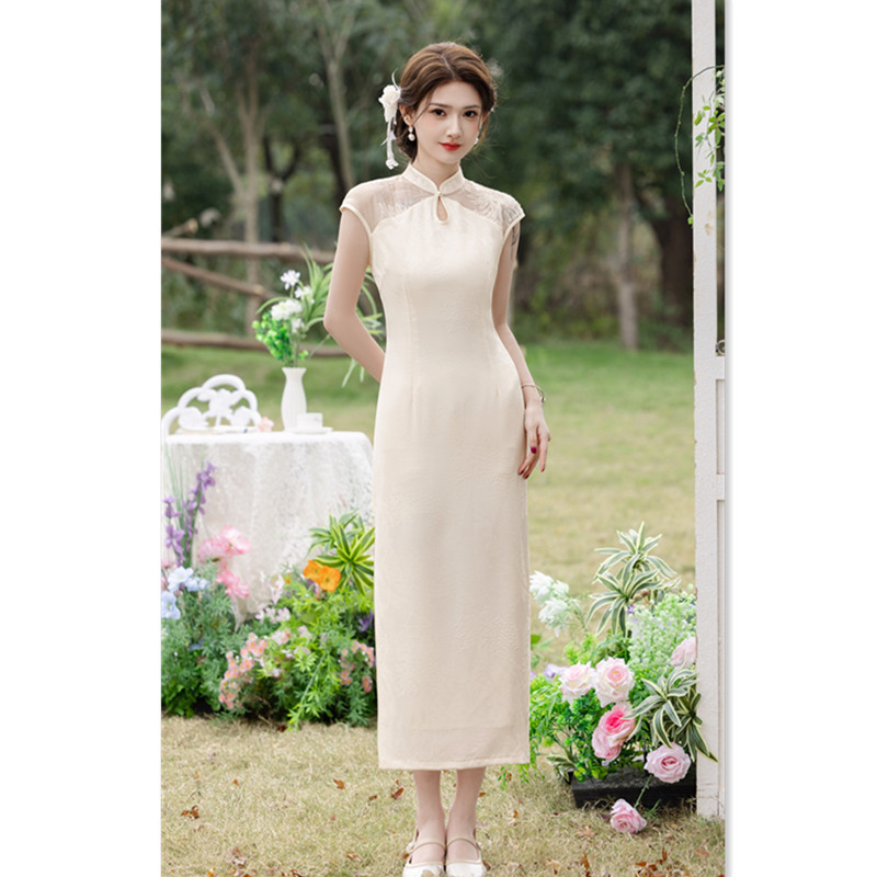 A pure and plain long jacquard sleeved cheongsam, a new retro Chinese-style cheongsam for young ladies' daily wear in spring/Summer 2025