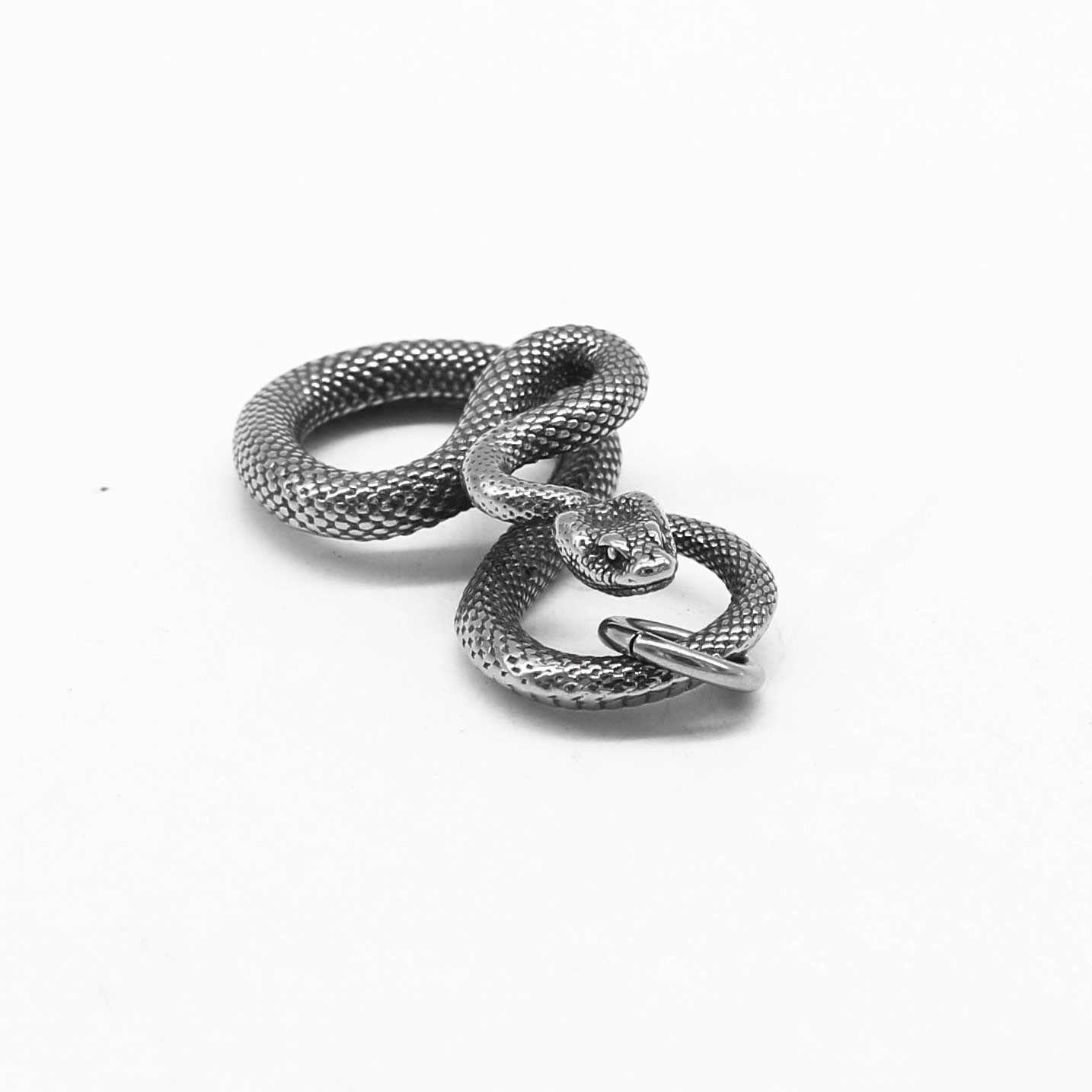 New Chinese trend zodiac snake pendant, fierce eyes, Snake King necklace, creative and lively snake neck pendant, stainless steel animal jewelry Application Scenario