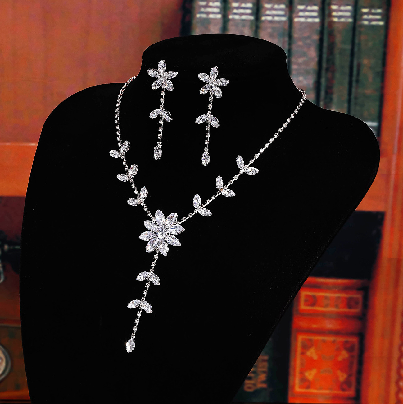 Bride's wedding accessories, lady's bride necklace, decorative set, fashionable claw chain, dazzling studded banquet necklace, earrings details Picture