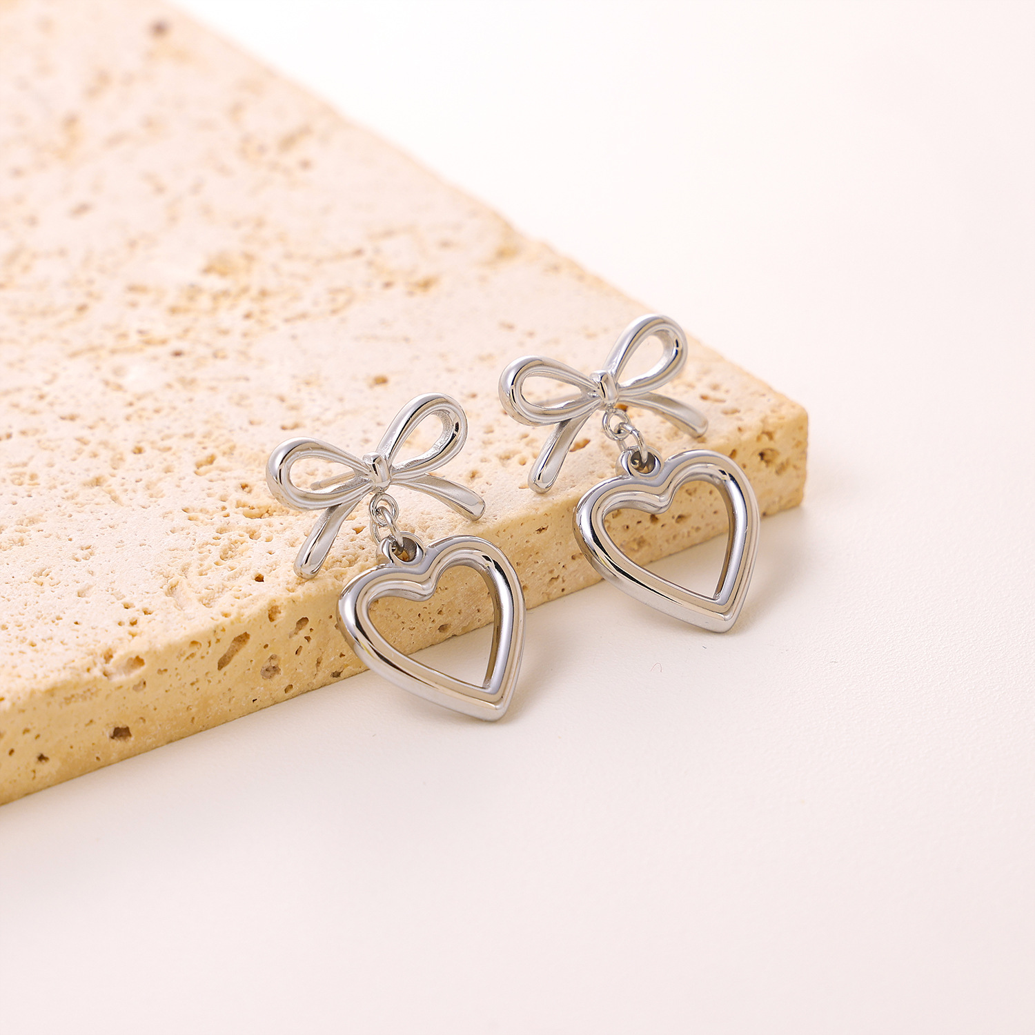French elegant hollowed-out heart-shaped bow, sweet and lovely, heart-shaped earrings and pendants, women's light luxury, elegant and high-end details Picture