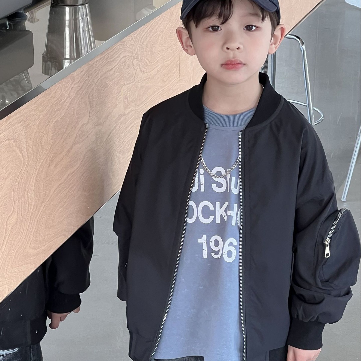 The new spring style of Korean children's clothing for small and medium-sized kids and boys, black round-neck zipper large pocket flight suit jacket, is trendy Specification image