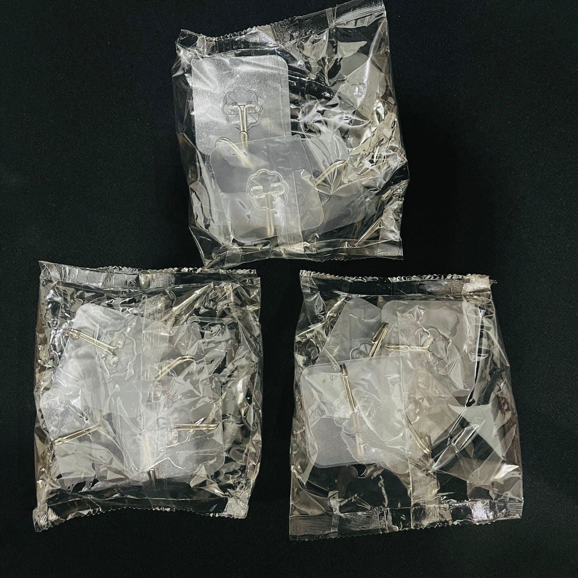 Transparent adhesive hook 5 adhesive hook 6*6 adhesive hook no trace adhesive hook clothes hook rag Kitchen bathroom adhesive hook 1 yuan Application Scenario