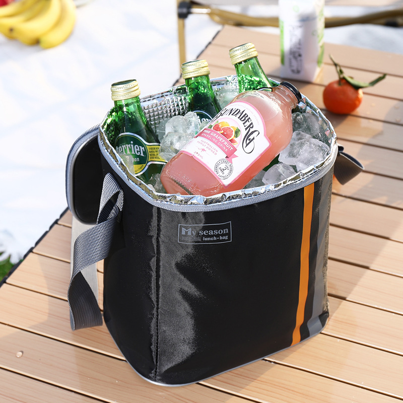 Simple office worker commuting ice packs, large-capacity square lunch packs, portable crossbody student insulated bento packs Application Scenario