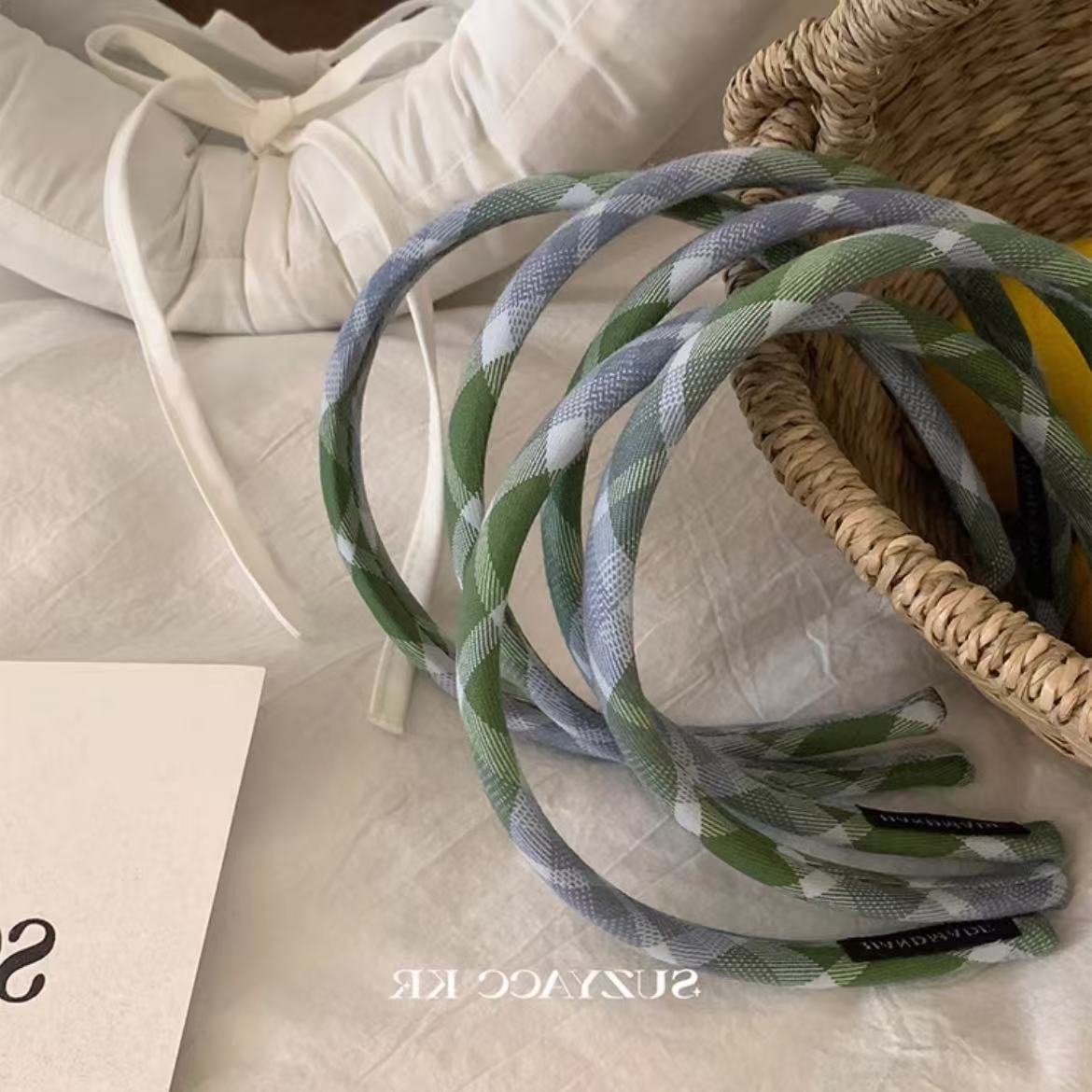 The new, fresh and fair blue and green checkered hair band is fashionable and niche. It features an academic headband, a simple hair tie and hair accessory Application Scenario
